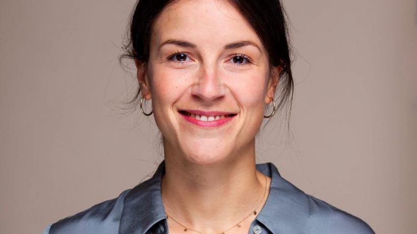 Porträt von Patricia Dieterle, sie schaut in die Kamera und lächelt.