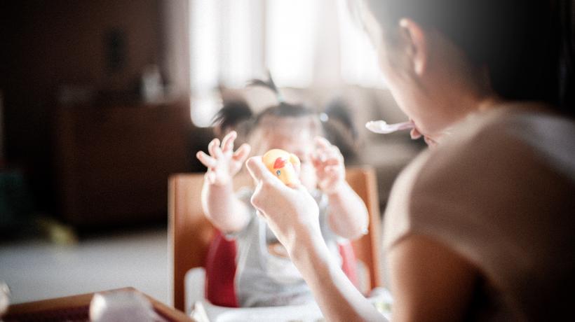 Für Mütter kann das Ansprechen ambivalenter Gefühle entlastend wirken. (Foto: Paul Hanaoka – Unsplash.com)