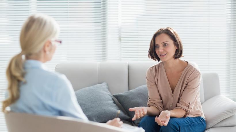 Eine Therapeutin spricht mit ihrer Patientin.
