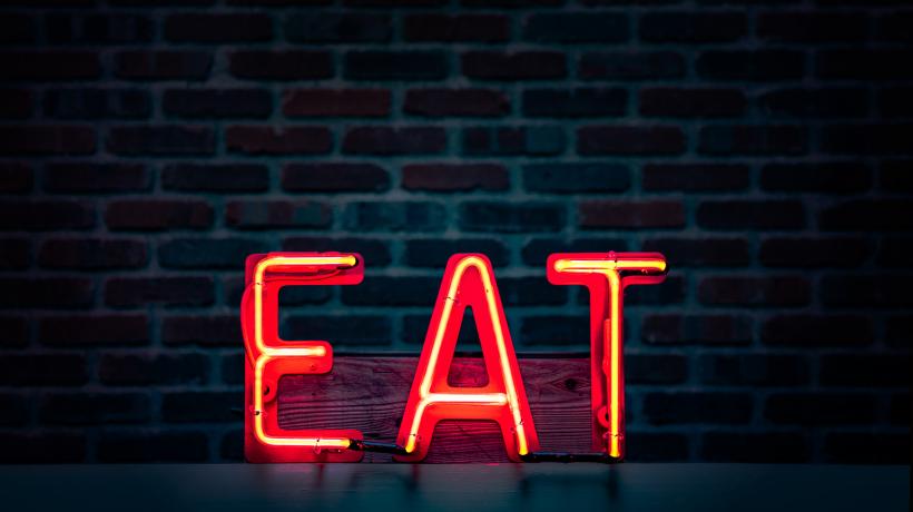 Wenn du isst, dann tu nur dies. Sei dir des Geschmacks und des Kauvorgangs bewusst und lasse dich nicht ablenken. (Foto: Tim Mossholder - Unsplash)