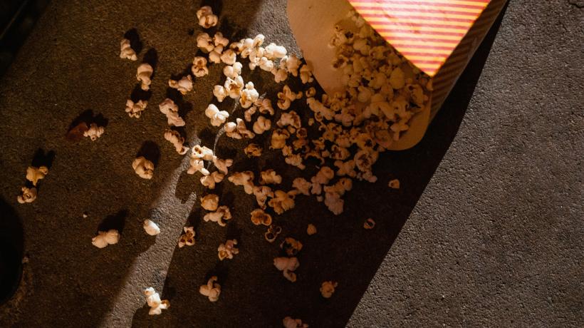 Ausgekipptes Popcorn auf dem Boden.