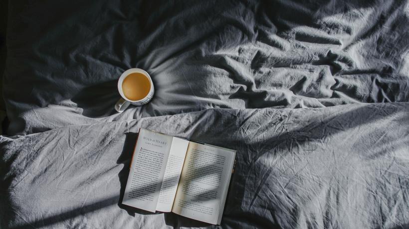 Finde persönliche Inspirationen z.B. in Büchern, die du dir für den Morgen bereitlegst. (Foto: Toa Heftiba – Unsplash.com)