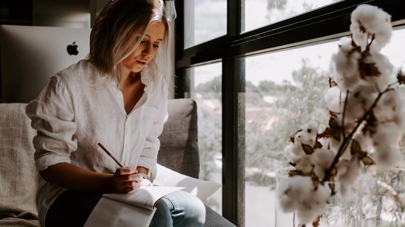 Nimm dir am Tag ein paar Minuten für dich und schreibe ein kreativ-kunstvolles Tagebuch. (Foto: Trent Szmolnik – Unsplash.com)