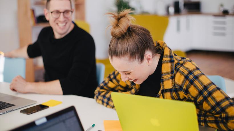 Es ist ein Fehler, alles allein und ohne Hilfe schaffen zu wollen. Profitiere von den Erfahrungen anderer, die vielleicht schon das tun, was du tun willst. (Foto: You X Ventures – Unsplash)